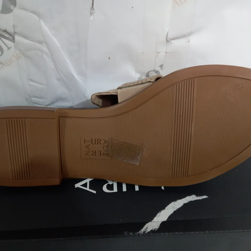BOXED PAIR NATURALIZER GOLD SANDALS SIZE 6