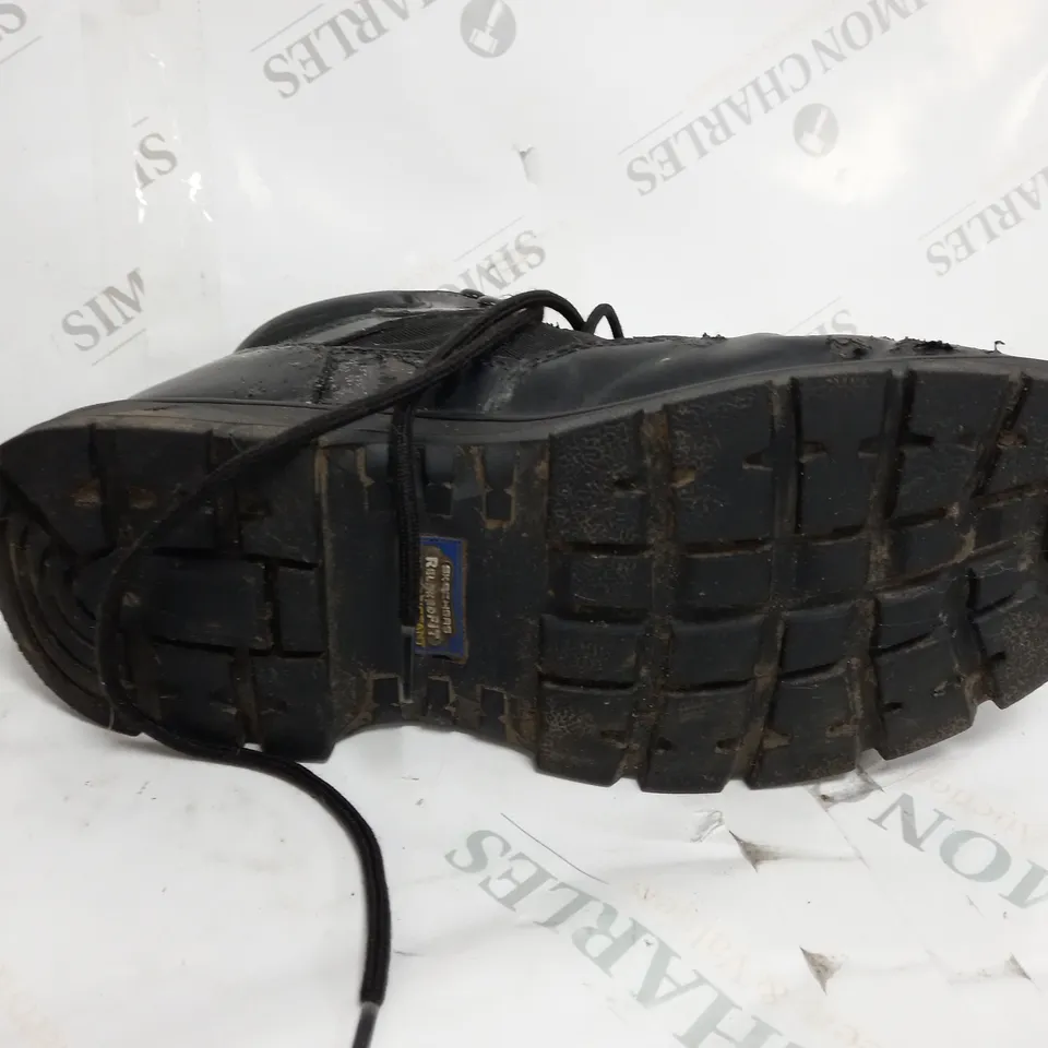 BOXED PAIR OF SKETCHERS WATERPROOF BOOTS BLACK SIZE 11