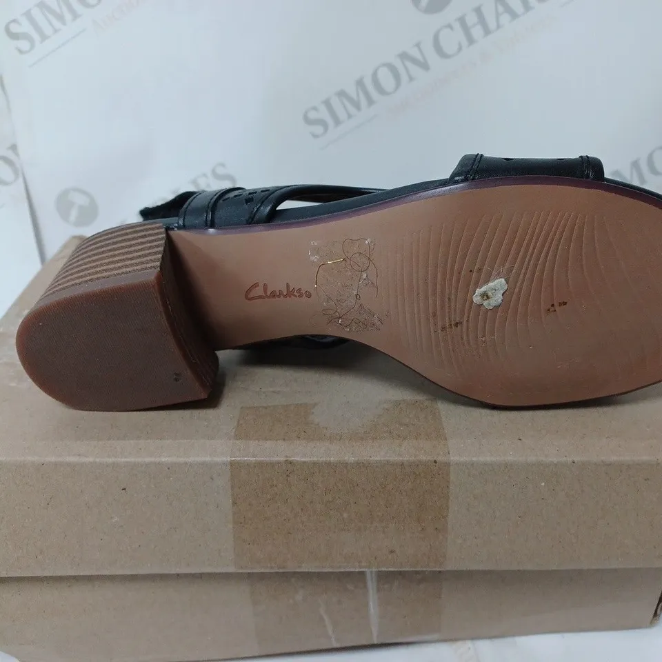 PAIR OF CLARK CAROLEIGH LEATHER SANDALS BLACK SIZE 5