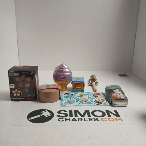 TOTE OF APPROXIMATELY 10 ASSORTED TOYS INCLUDING STRANGER THINGS DEMOGORGON LIGHT, SQUISHY AND STRETCHY AND PLAY HUB SQUISHY MARBLE CUBE