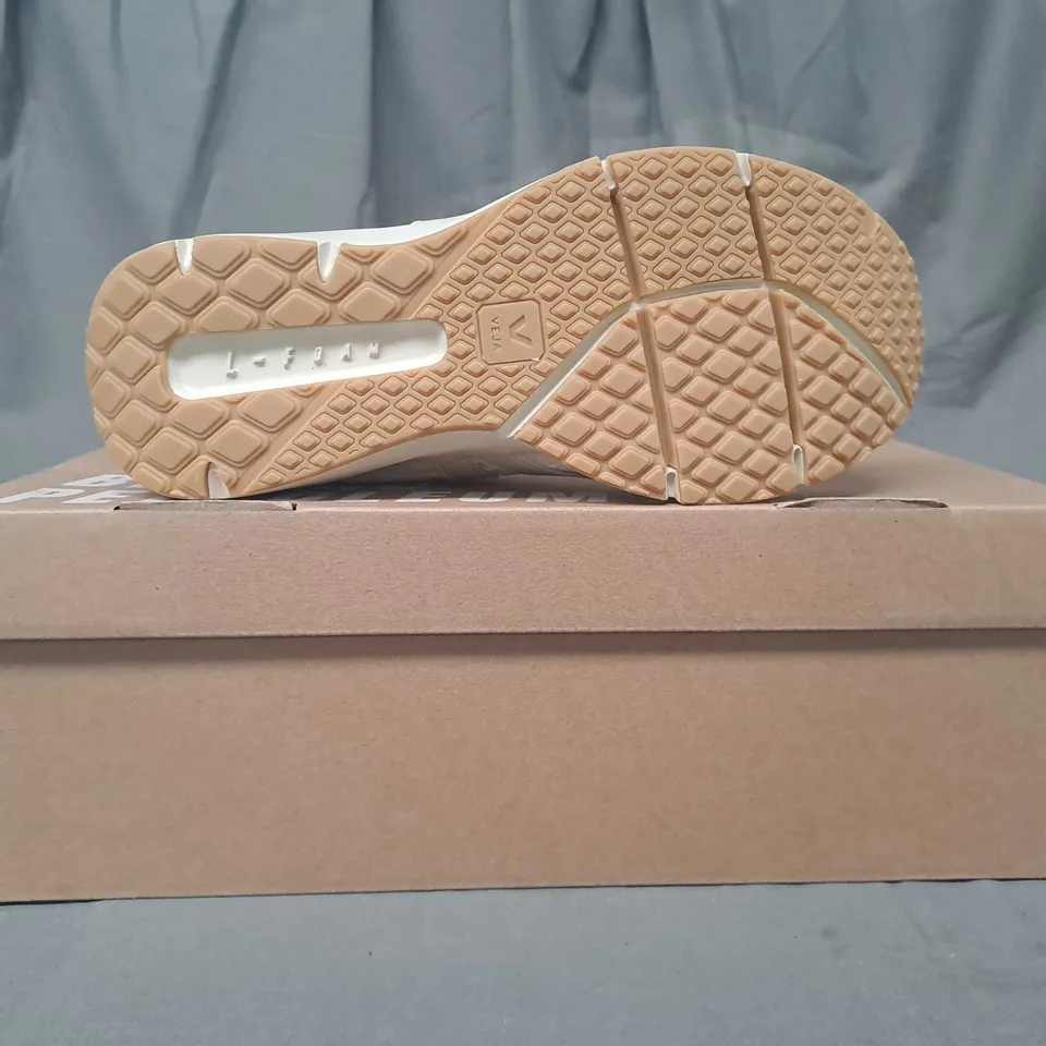 BOXED PAIR OF VEJA CONDOR 2 ALVEOMESH SHOES IN WHITE UK SIZE 5