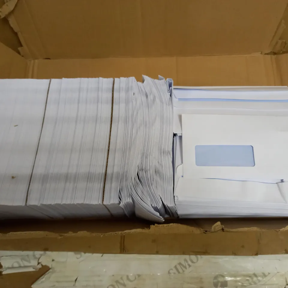 BOX OF APPROX 100 DL WHITE ENVELOPES WITH WINDOW AND SELF SEAL