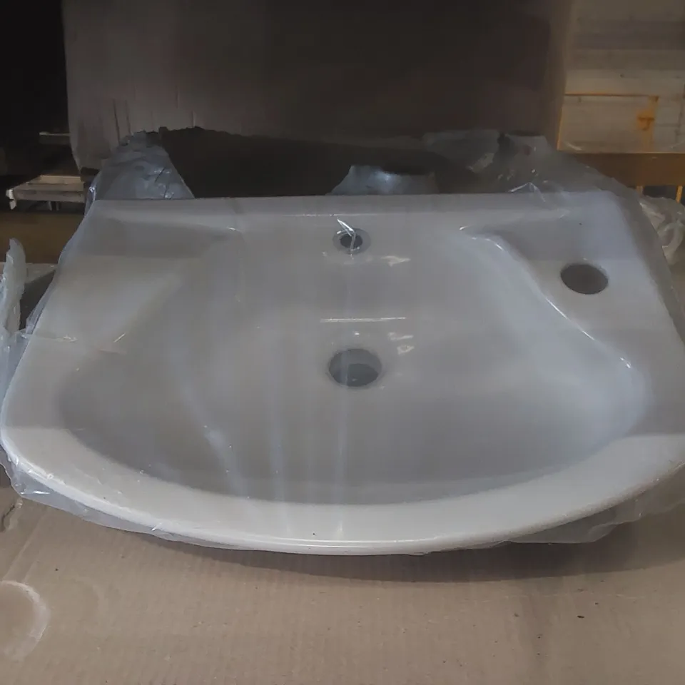 PALLET CONTAINING A LARGE QUANTITY OF LECICO BATHROOM SINKS