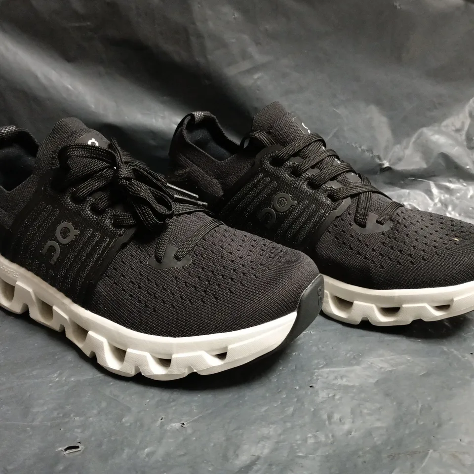 PAIR OF ON CLOUDSWIFT TRAINERS IN BLACK SIZE UK 4