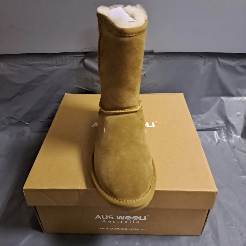 BOXED PAIR OF AUSWOOLI CRONULLA BOOTS IN CHESNUT SIZE UK 5