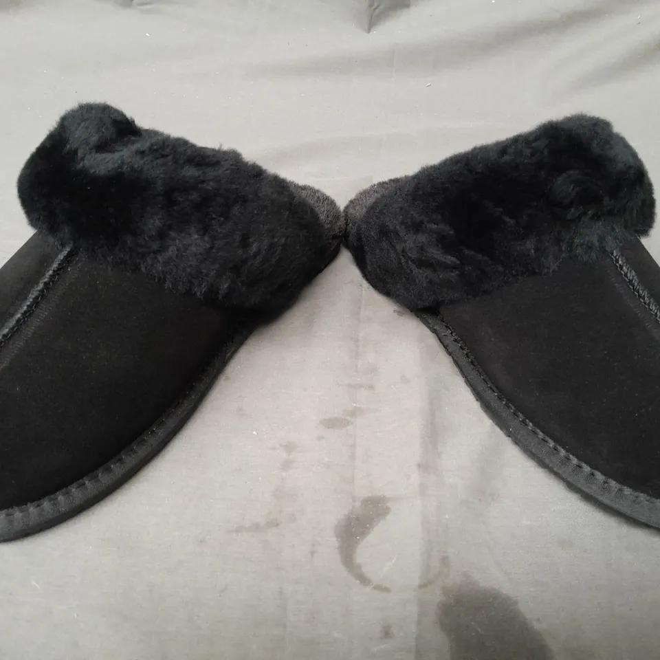 BOXED PAIR OF UGG SLIPPERS IN BLACK UK SIZE 7