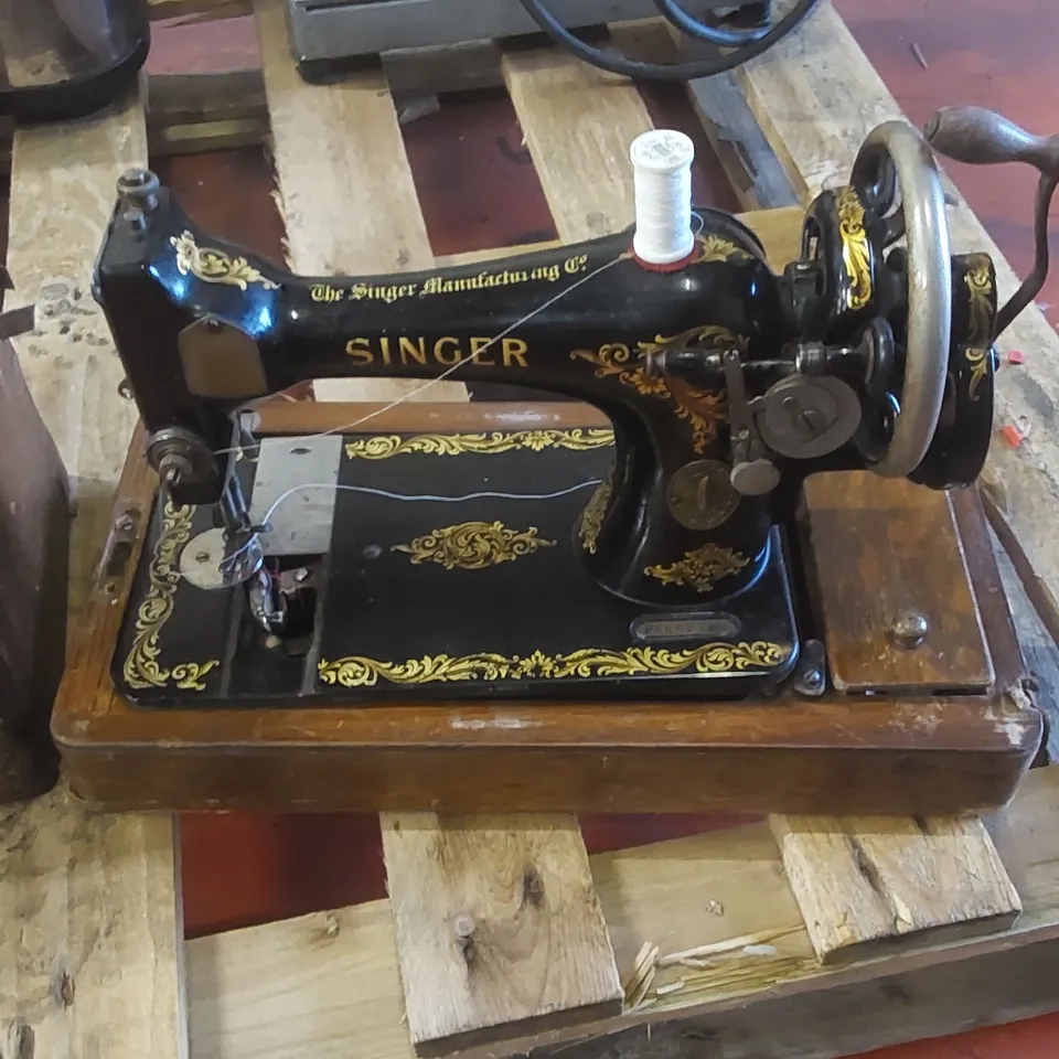 VINTAGE SINGER HAND CRANK SEWING MACHINE