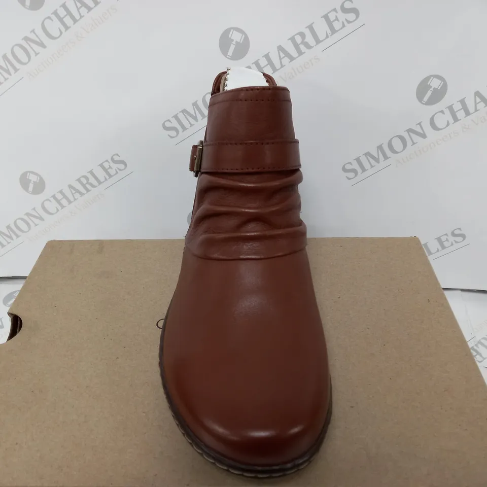 BOXED CLARKS CORA ROUCHED IN DARK TAN LEA - UK 6