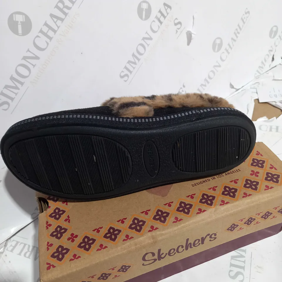 BOXED PAIR OF SKETCHERS FUR LINED LEOPARD SLIPPERS IN BLACK SIZE 3