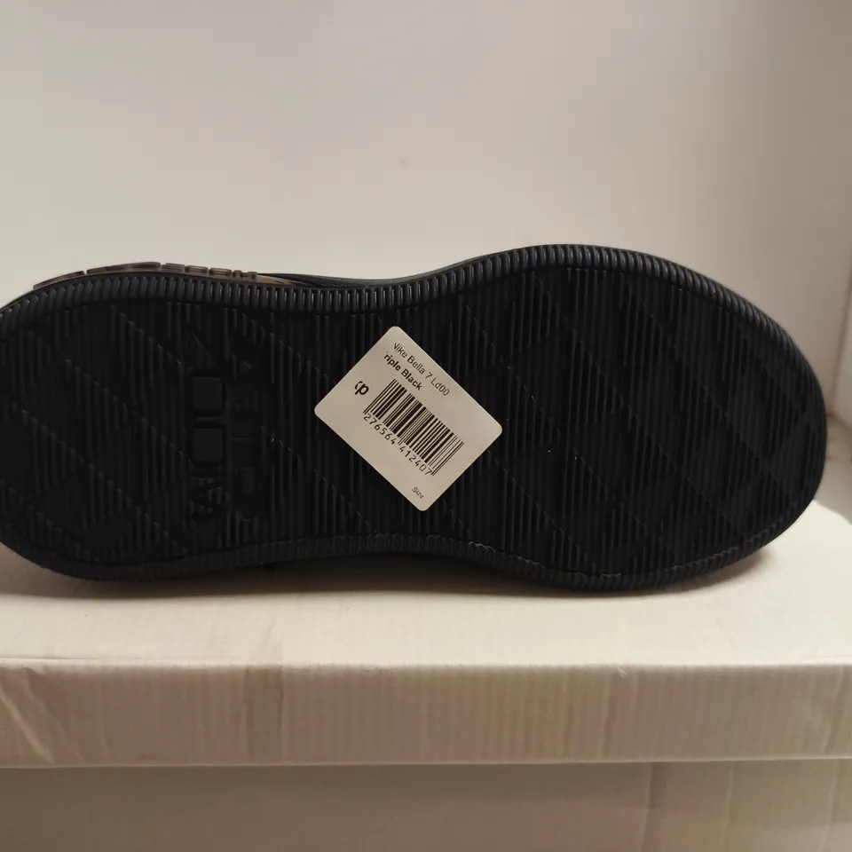 BOXED PAIR OF NIKE BELLA 7 WOMEN’S TRAINERS – TRIPLE BLACK, UK 6.5