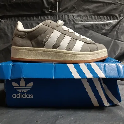 BOXED PAIR OF ADIDAS CAMPUS 00S TRAINERS IN GREY/WHITE SIZE UK 4.5
