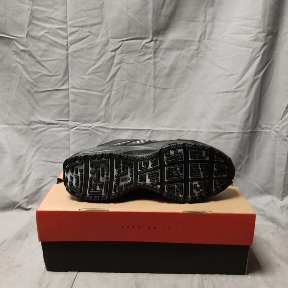 BOXED PAIR OF NIKE AIR MAX SNDR WOMEN'S TRAINERS UK 9 (US 11.5)