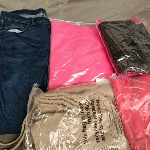 APPROXIMATELY 35 ASSORTED CLOTHING ITEMS IN VARIOUS SIZES, STYLES & COLOURS TO INCLUDE JOGGERS, JEANS, TOPS ETC - COLLECTION ONLY