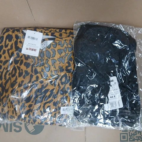 BOX OF APPROXIMATELY 20 ASSORTED CLOTHING ITEMS IN VARIOUS COLOURS, STYLES, AND SIZES - COLLECTION ONLY