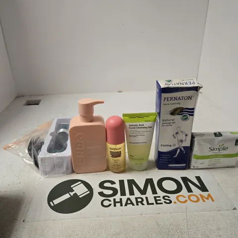 TOTE OF APPROXIMATELY 10 ASSORTED BEAUTY PRODUCTS INCLUDING AN ELECTRIC RAZOR, MONDAY SHAMPOO AND SOAP & GLORY FRAGRANCE MIST 