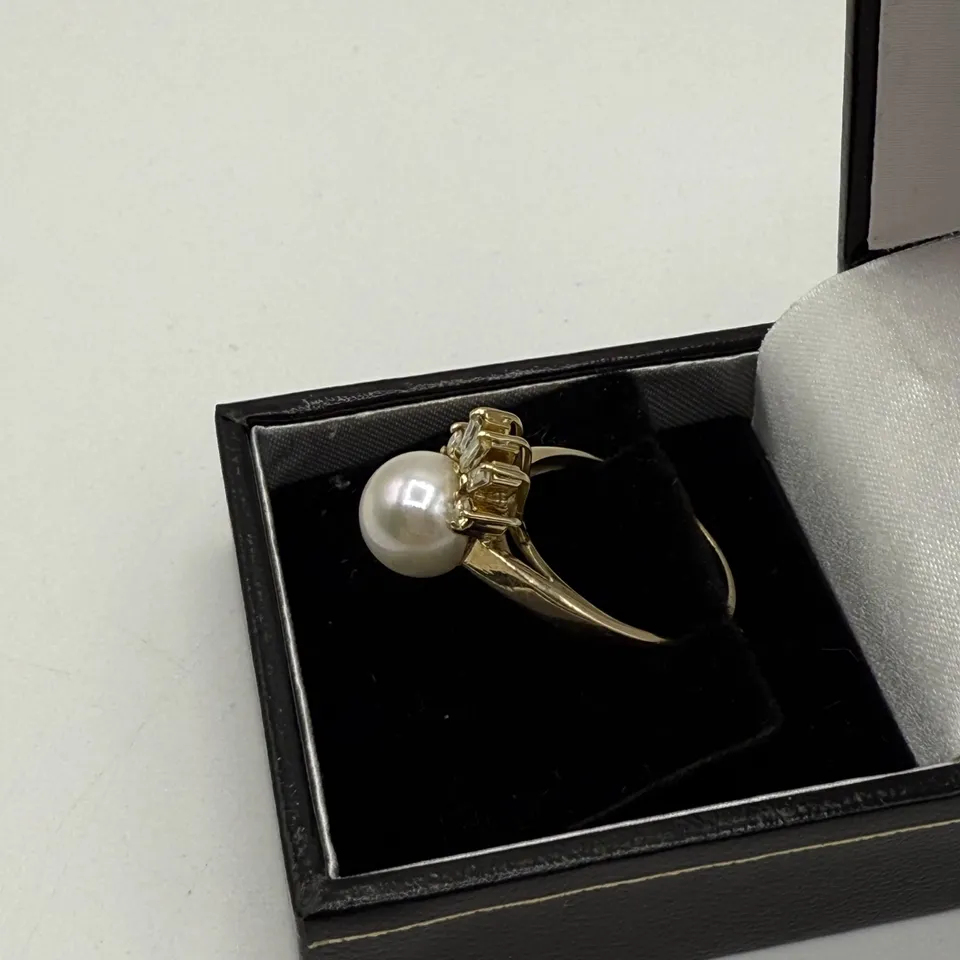 14CT YELLOW GOLD RING SET WITH A PEARL AND NATURAL ROUND AND BAGUETTE DIAMONDS