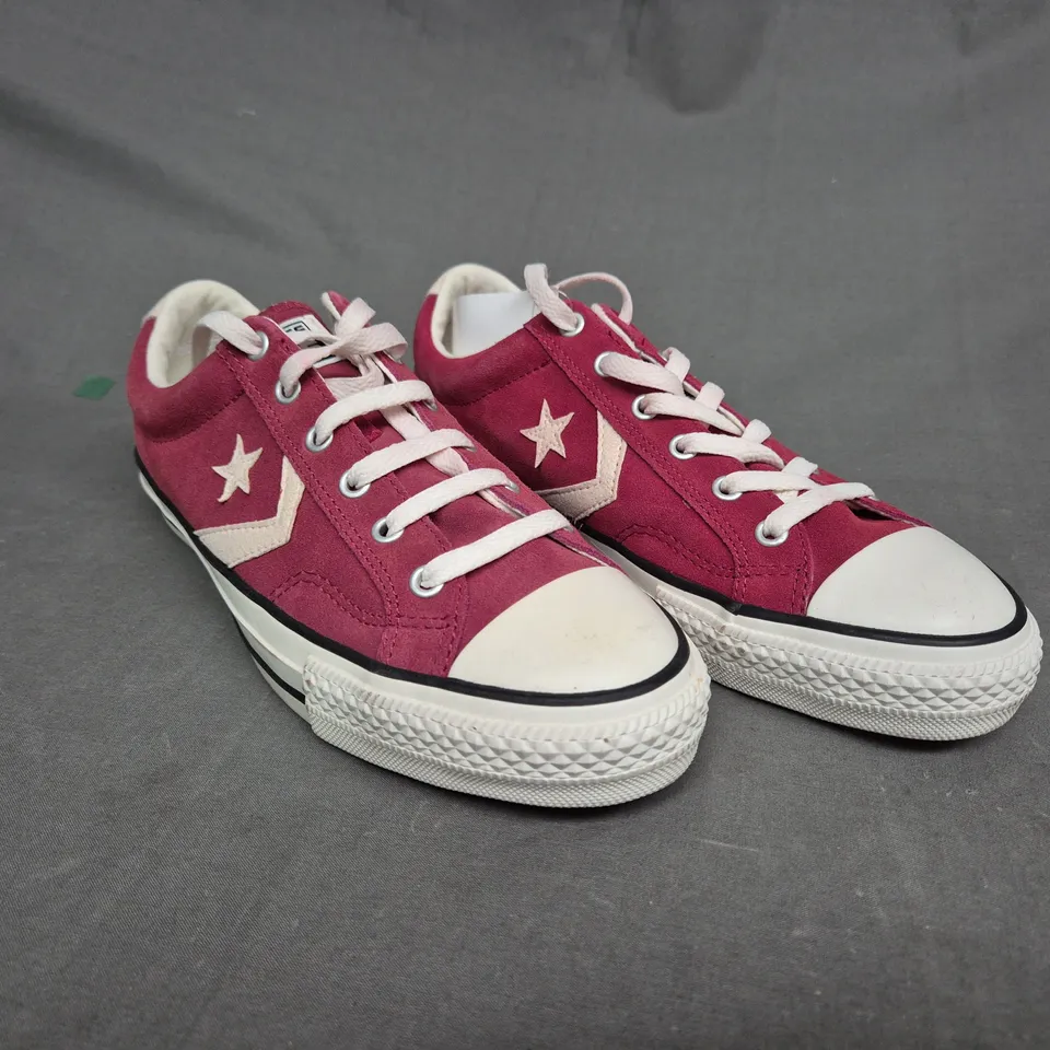 PAIR OF CONVERSE RED STAR PLAYER OX TRAINERS - UK SIZE 7