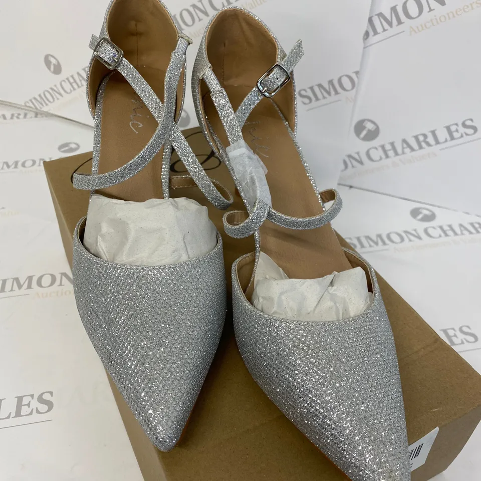 BOXED PAIR OF SILVER BRIDAL SANDALS SIZE 6