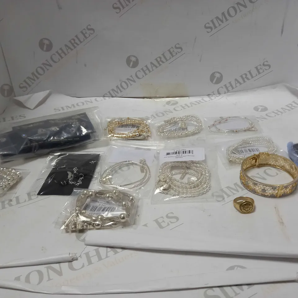 LOT OF ASSORTED JEWELLERY TO INCLUDE WATCHES, NECKLACES AND RINGS 