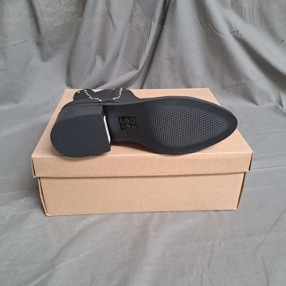 BOXED PAIR OF STEVE MADDEN STUD ANKLE BOOTS IN BLACK LEATHER SIZE EU 36