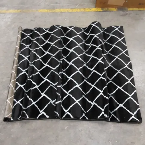 ZIGZAG NOIR DIAMOND PATTERN RUG - BLACK // SIZE: 120 X 160cm
