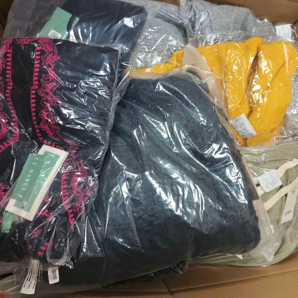 APPROXIMATELY 30 ASSORTED CLOTHING ITEMS IN VARIOUS SIZES, STYLES & COLOURS TO INCLUDE BRANDS SUCH AS LA MAREY, TAMSY, &MAISI, ETC - COLLECTION ONLY