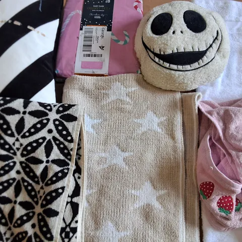LOT OF APPROXIMATELY 25 ASSORTED BEDDING AND SOFT FURNISHING ITEMS 