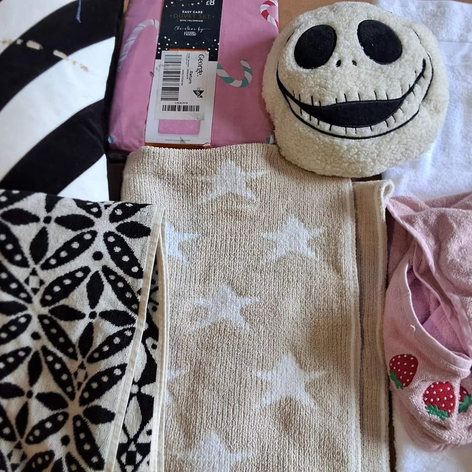 LOT OF APPROXIMATELY 25 ASSORTED BEDDING AND SOFT FURNISHING ITEMS 
