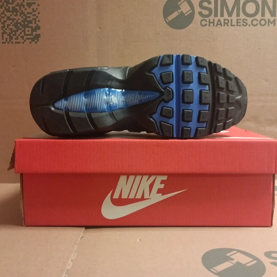 BOXED PAIR OF NIKE AIR MAX TRAINERS IN WHITE/GREY/BLUE SIZE UK 7