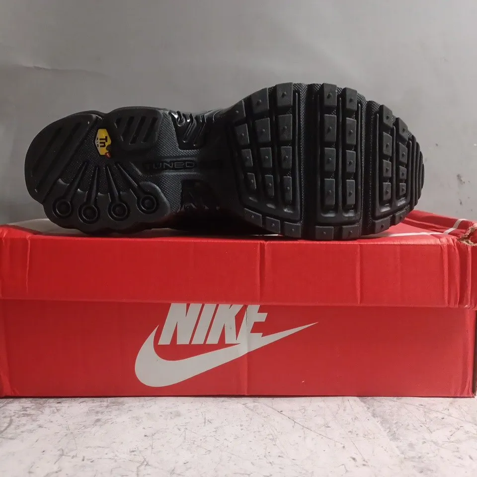 BOXED PAIR OF NIKE AIR MAX PLUS III SHOES IN BLACK SIZE UK 6