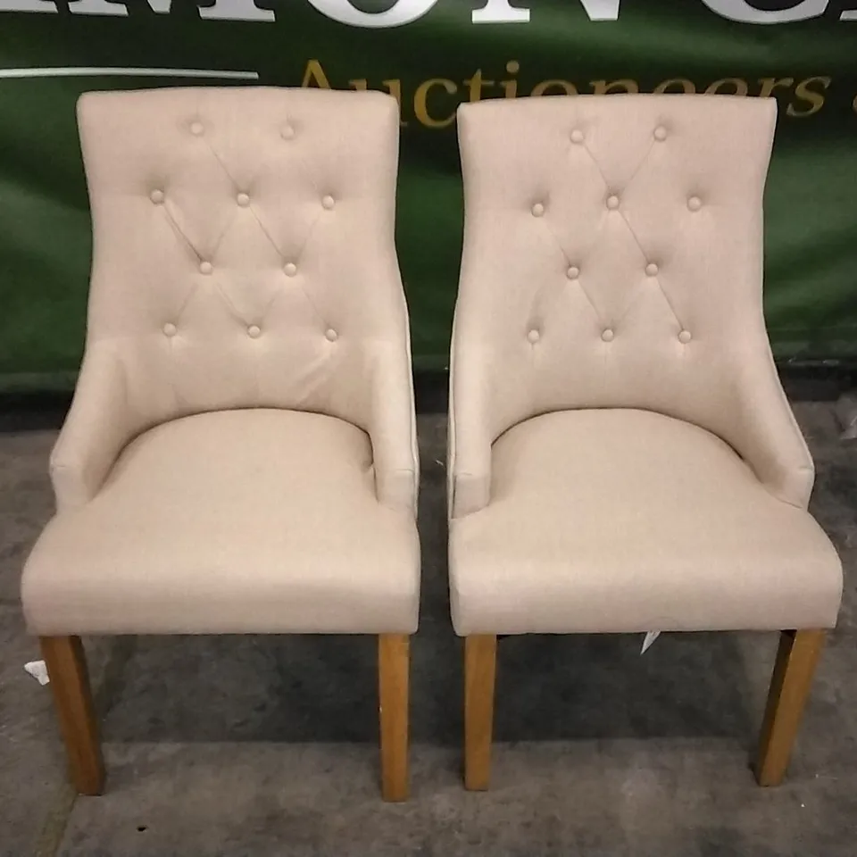 SET OF 2 BEIGE FABRIC BUTTONBACK DINING CHAIRS WITH ARM REST AND WOODEN LEGS 