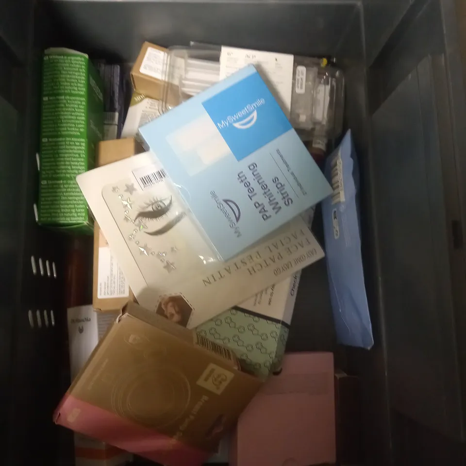 APPROXIMATELY 20 ASSORTED COSMETIC PRODUCTS TO INCLUDE - KEUNE CREAM DEVELOPER - FULL BEAUTY CALLOUR REMOVER GEL - REVLON LIPSTICK - ETC 