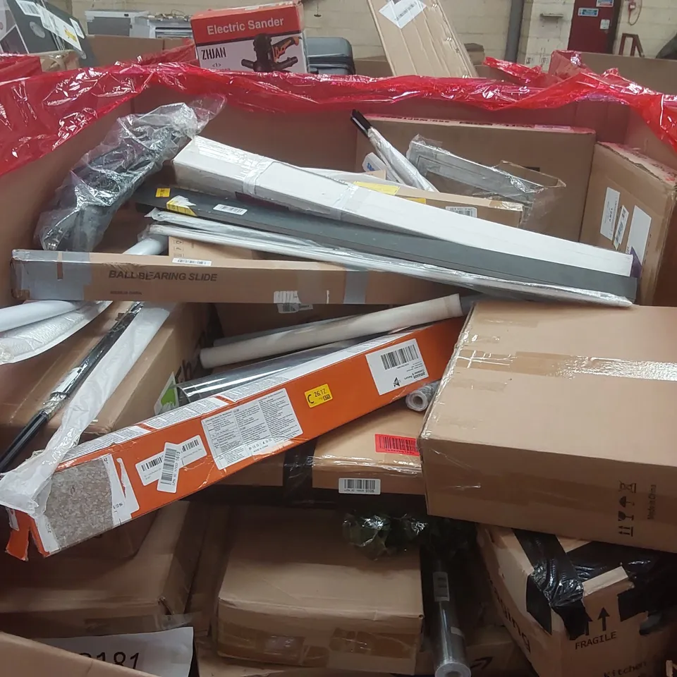 PALLET CONTAINING A LARGE QUANTITY OF ASSORTED ITEMS INCLUDING: MINI VIBRATION PLATE, CEILING FAN WITH LIGHTS, HYDROPONIC BUCKETS, SAFETY GATE ECT