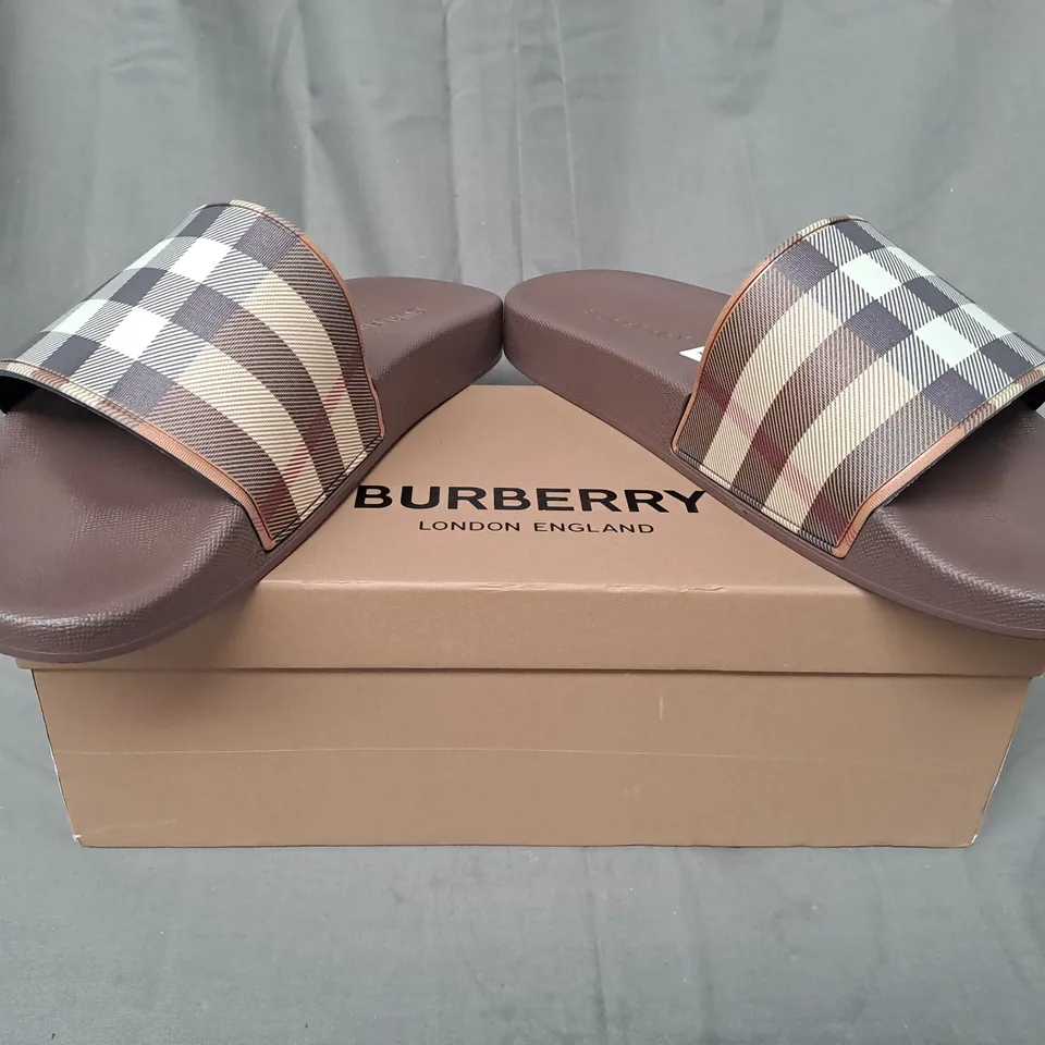 BOXED PAIR OF BURBERRY SLIDERS IN BROWN EU SIZE 42