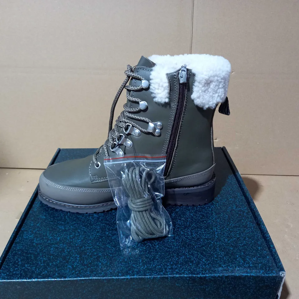 BOXED PAUR OF EMU OKAB FAUX LEATHER BOOTS IN DARK OLIVE UK SIZE 5