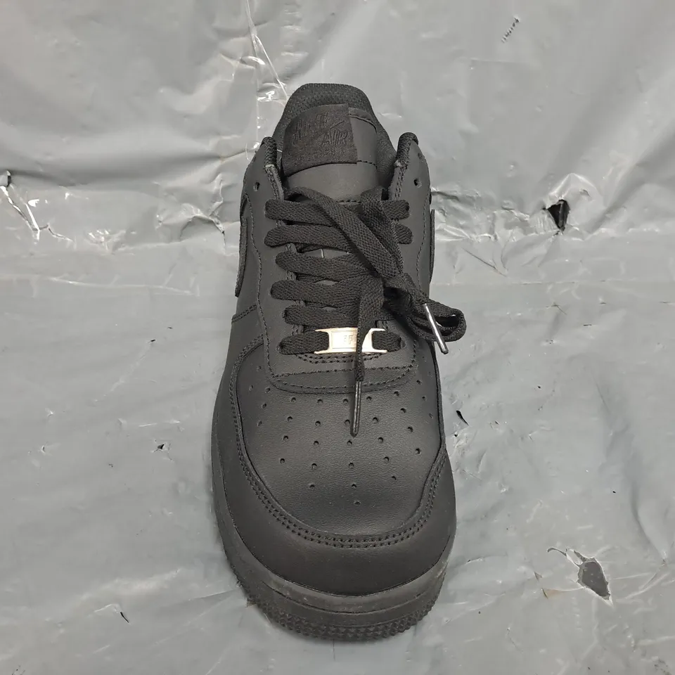 BOXED PAIR OF NIKE AIR FORCE 1 '07 SHOES IN BLACK SIZE UK 8