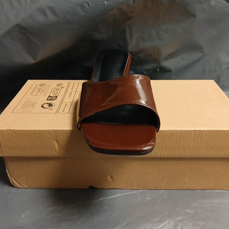 BOXED PAIR OF UNBRANDED OPEN TOE LOW BLOCK HEEL SANDALS IN CHOCOLATE SIZE EU 39