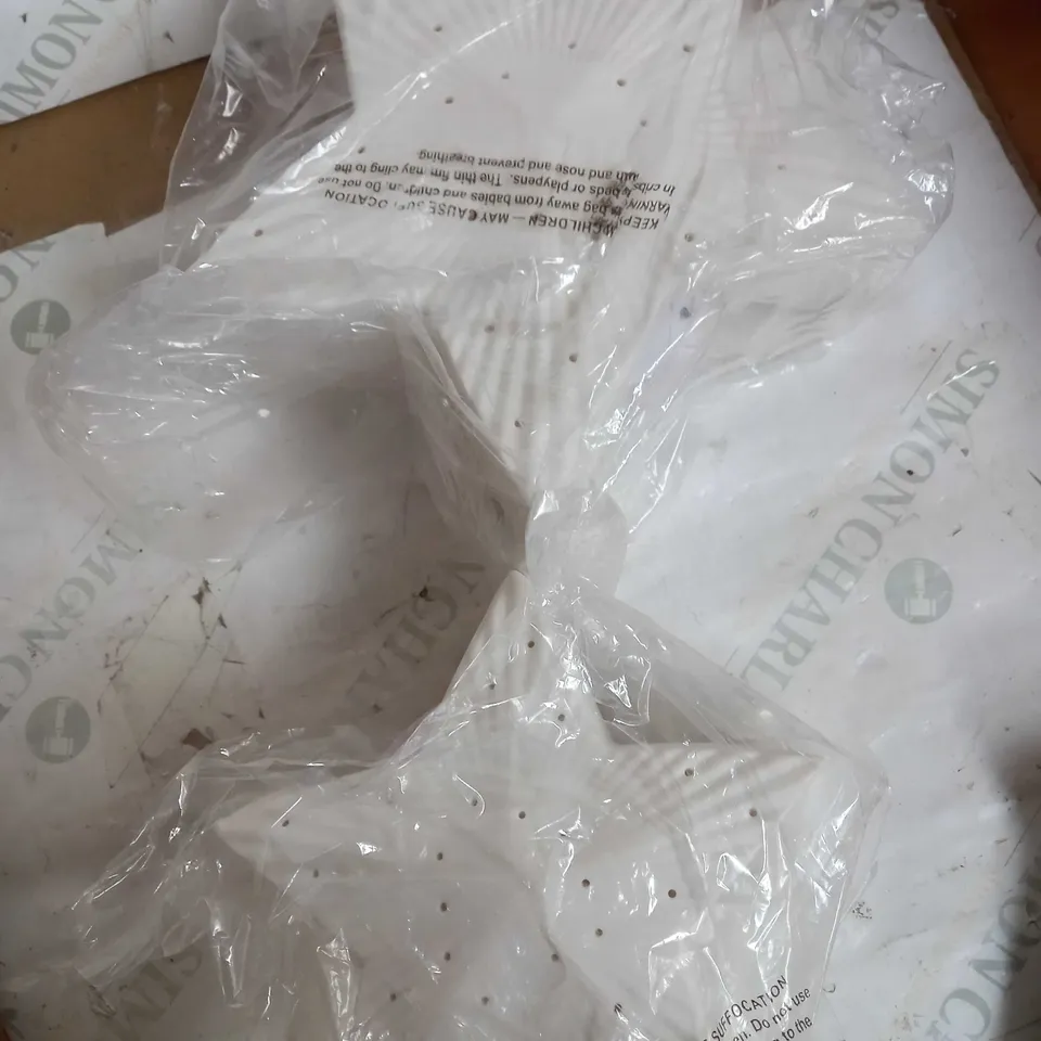 SET OF TWO WHITE LIGHT UP STARS