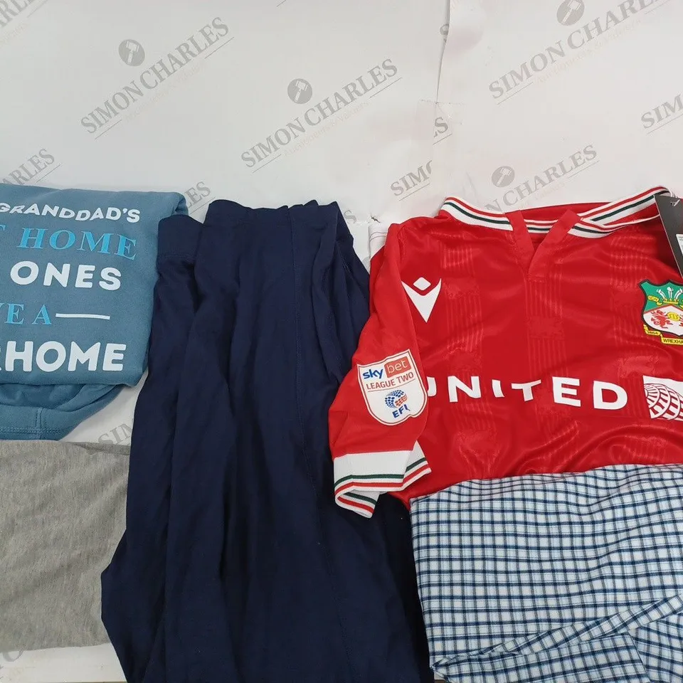 LARGE QUANTITY OF CLOTHING ITEMS TO INCLUDE DRESSES, SWEATERS, JEANS, T-SHIRTS, ETC