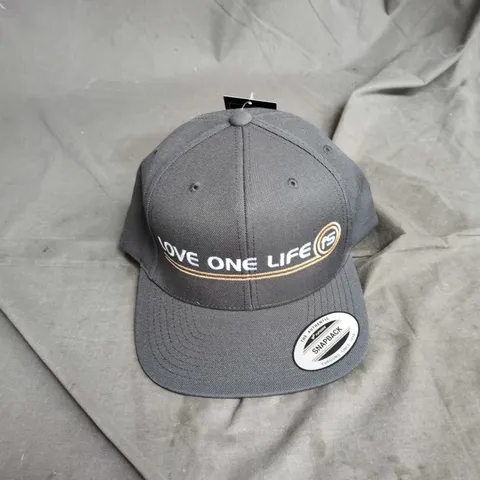 THE CLASSICS SNAPBACK CAP – GREY 