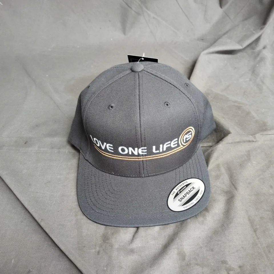THE CLASSICS SNAPBACK CAP – GREY 