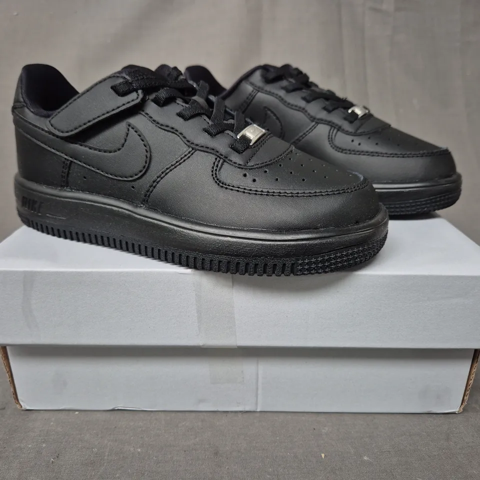 BOXED PAIR OF NIKE FORCE 1 KID'S SHOES IN BLACK UK SIZE 12.5