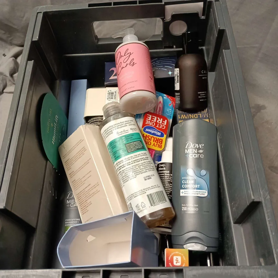 APPROXIMATELY 15 ASSORTED COSMETIC ITEMS TO INCLUDE DOVE MEN, CALM APOTHECARY, FAITH IN NATURE SHAMPOO, BLACK COCONUT BODY MIST, ONLY CURLS ETC