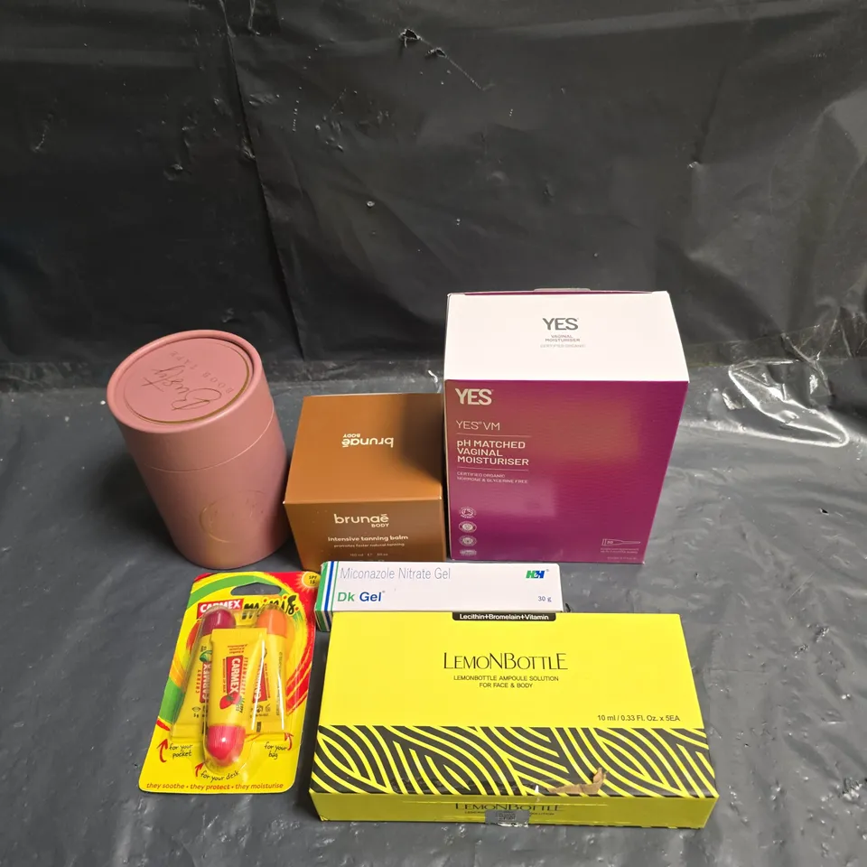 APPROXIMATEY 20 ASSORTED HEALTH AND BEAUTY PRODUCTS TO INCLUDE - YES VAGINAL MOISTURISER - BUSTY BOOB TAPE AND CARMEX LIP BALM