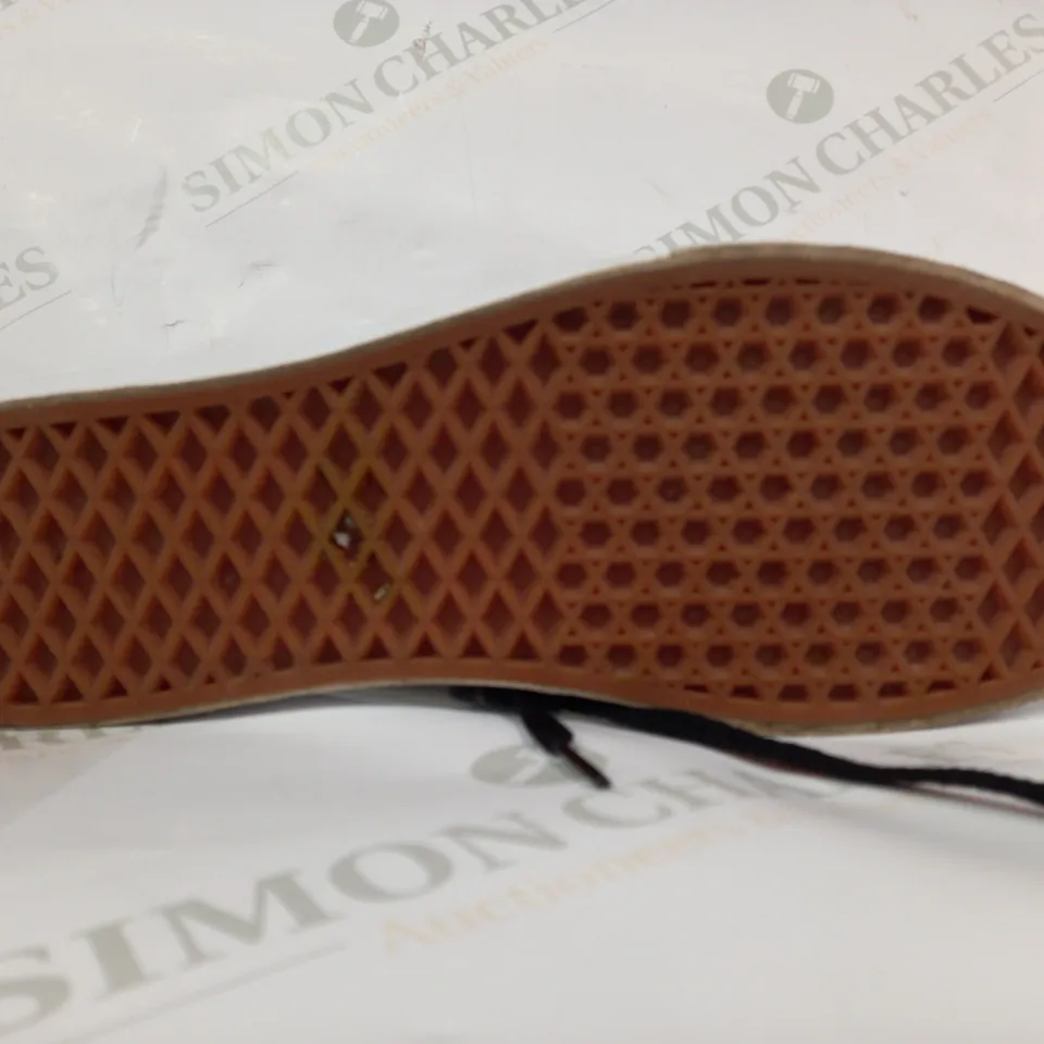 PAIR OF VANS CANVAS SHOES IN BURGUNDY UK SIZE 11