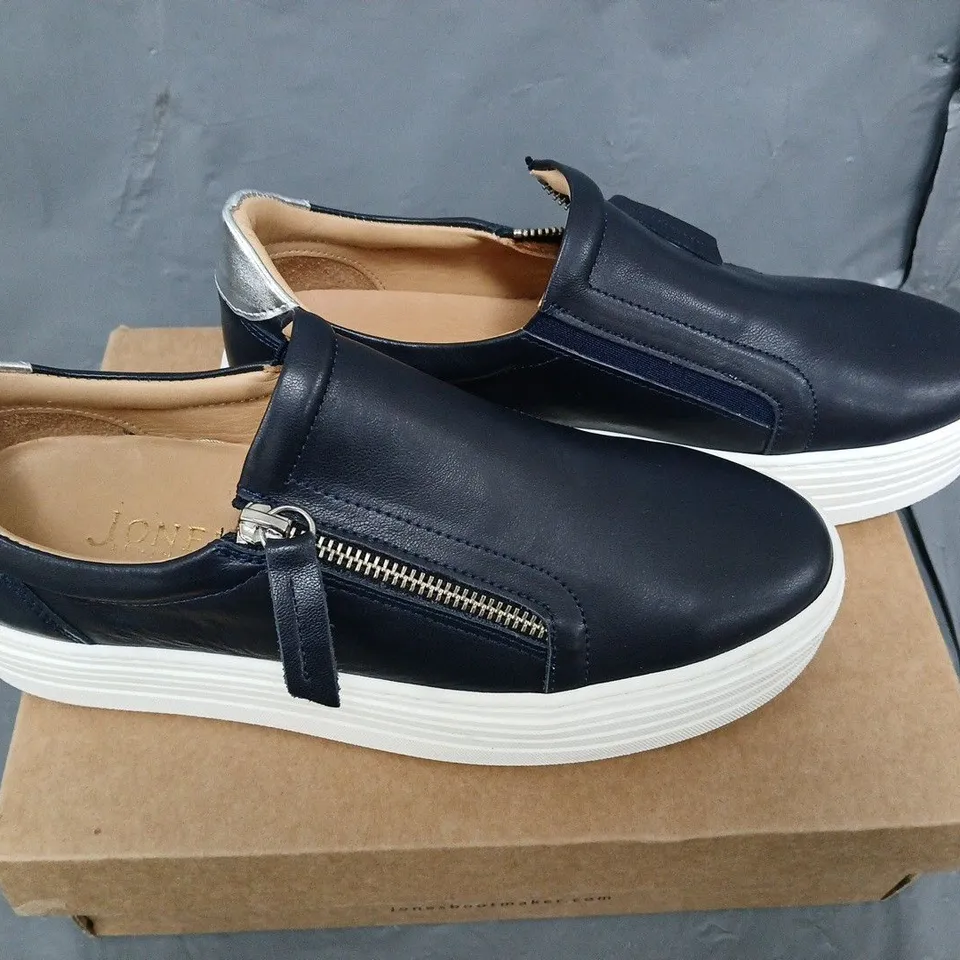JONES BOOTMAKER IN NAVY SIZE 6 
