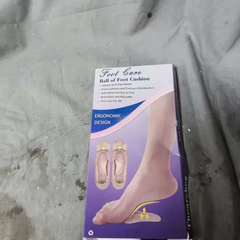 BOX OF APPROXIMATELY 20 ASSORTED HOUSEHOLD ITEMS INCLUDING FOOT CUSHION , SILICONE BODY BRUSH AND PROTECTIVE GLOVES 