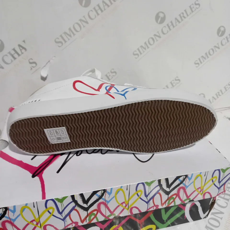 SKECHERS LOS ANGELES LOVE HEART DESIGN SHOES IN WHITE - UK SIZE 4