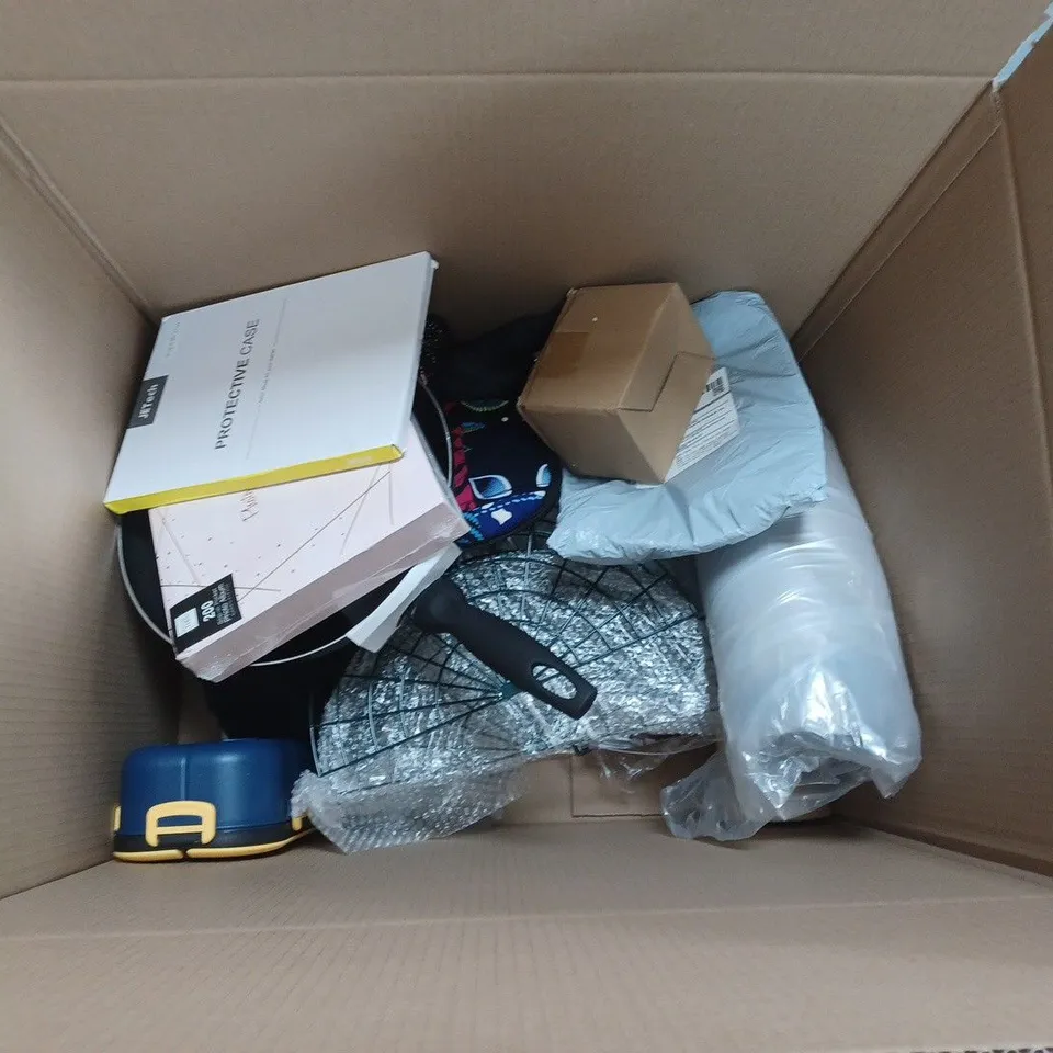 APPROXIMATELY 15 ASSORTED HOUSEHOLD ITEMS TO INCLUDE EASTER WREATH, FLANNEL BLANKET AND A HANDHELD BIDET SPRAYER