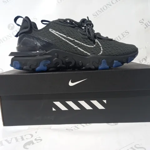 BOXED PAIR OF NIKE REACT VISION TRAINERS IN ANTHRACITE/REFLECTIVE SILVER UK SIZE 7